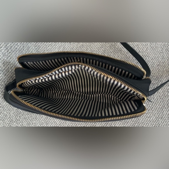 Stylish Black Bag with Gold Zipper - Picture 5 of 16